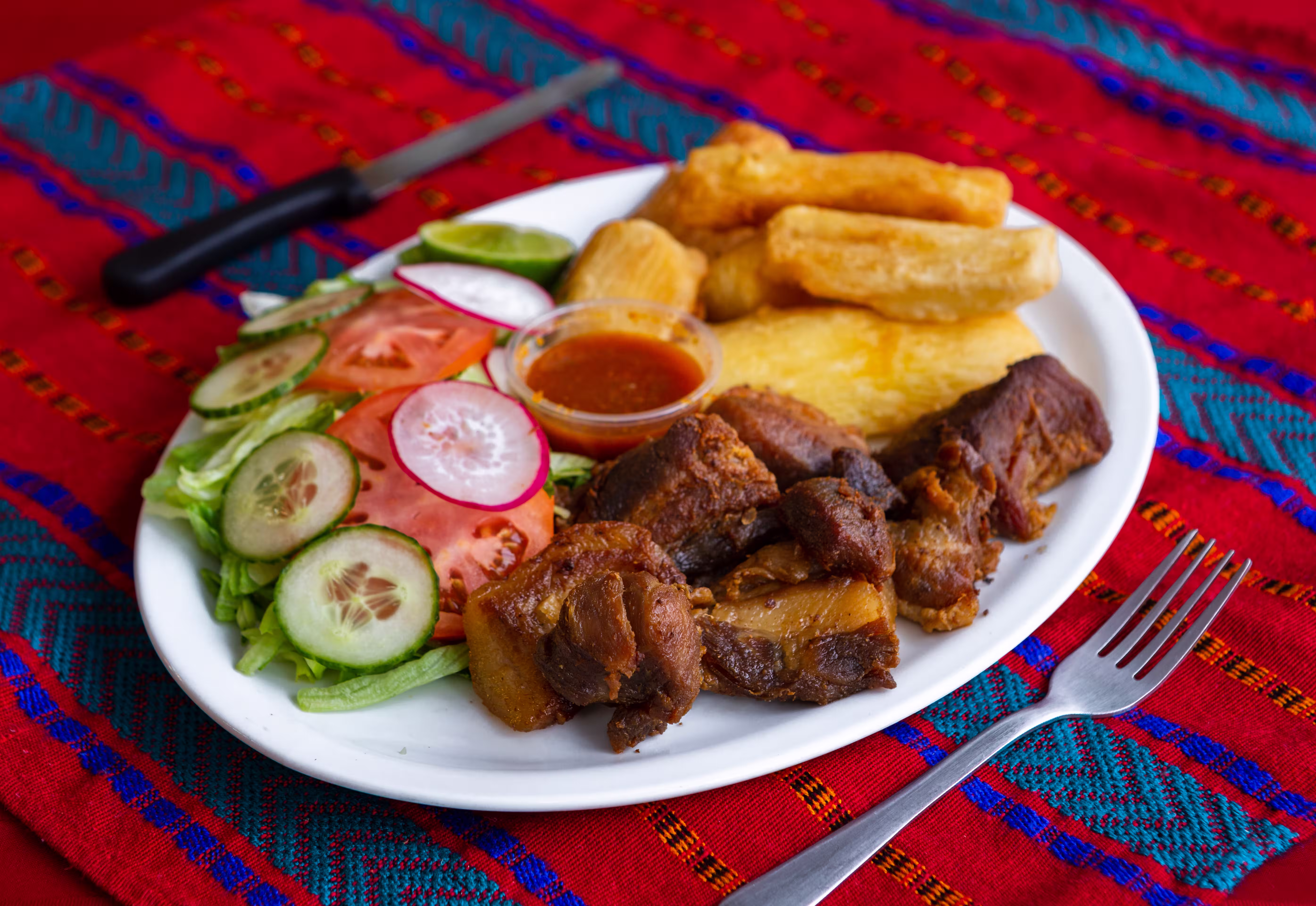 Yuca frita con chicharrón